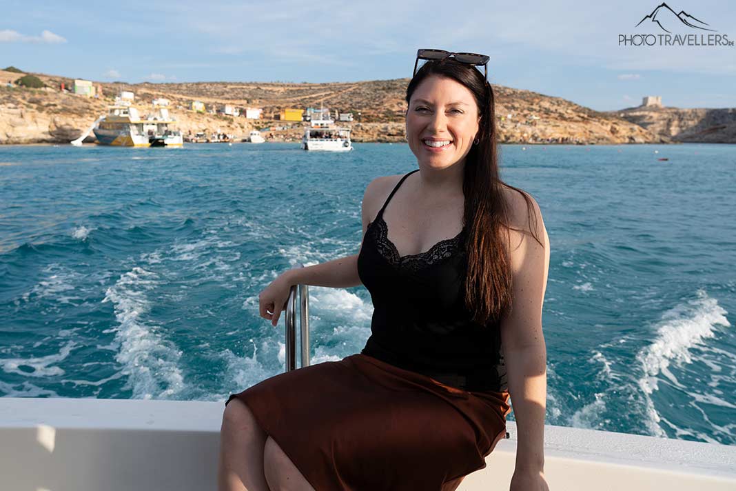 Reisebloggerin Biggi Bauer auf einem Boot in der Blauen Lagune auf Comino