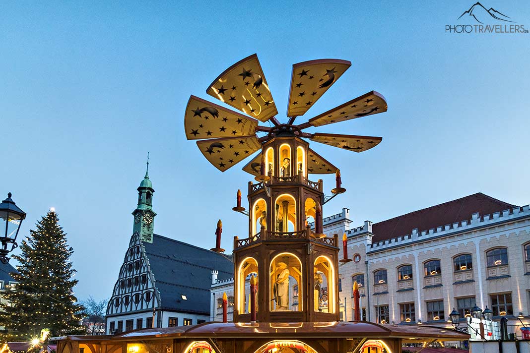 Die beleuchtete Pyramide auf dem Weihnachtsmarkt in Zwickwau