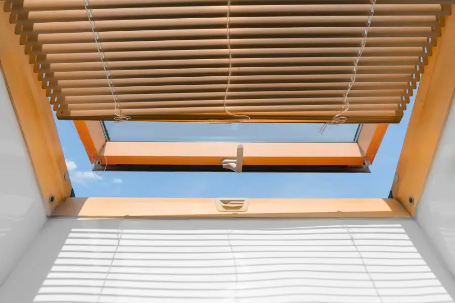 žaluzie ve střešním okně