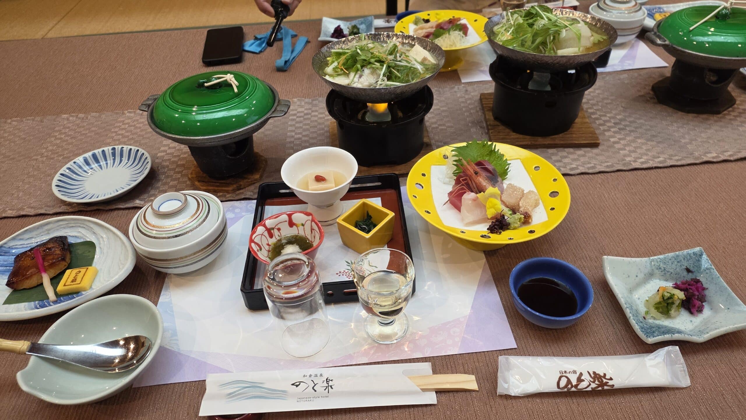 和倉温泉「日本の宿 のと楽」でマジックショー!20年のご縁と能登の復興 4 のと楽の和食膳 お造りや鍋料理に日本酒を添えた豪華なおもてなし