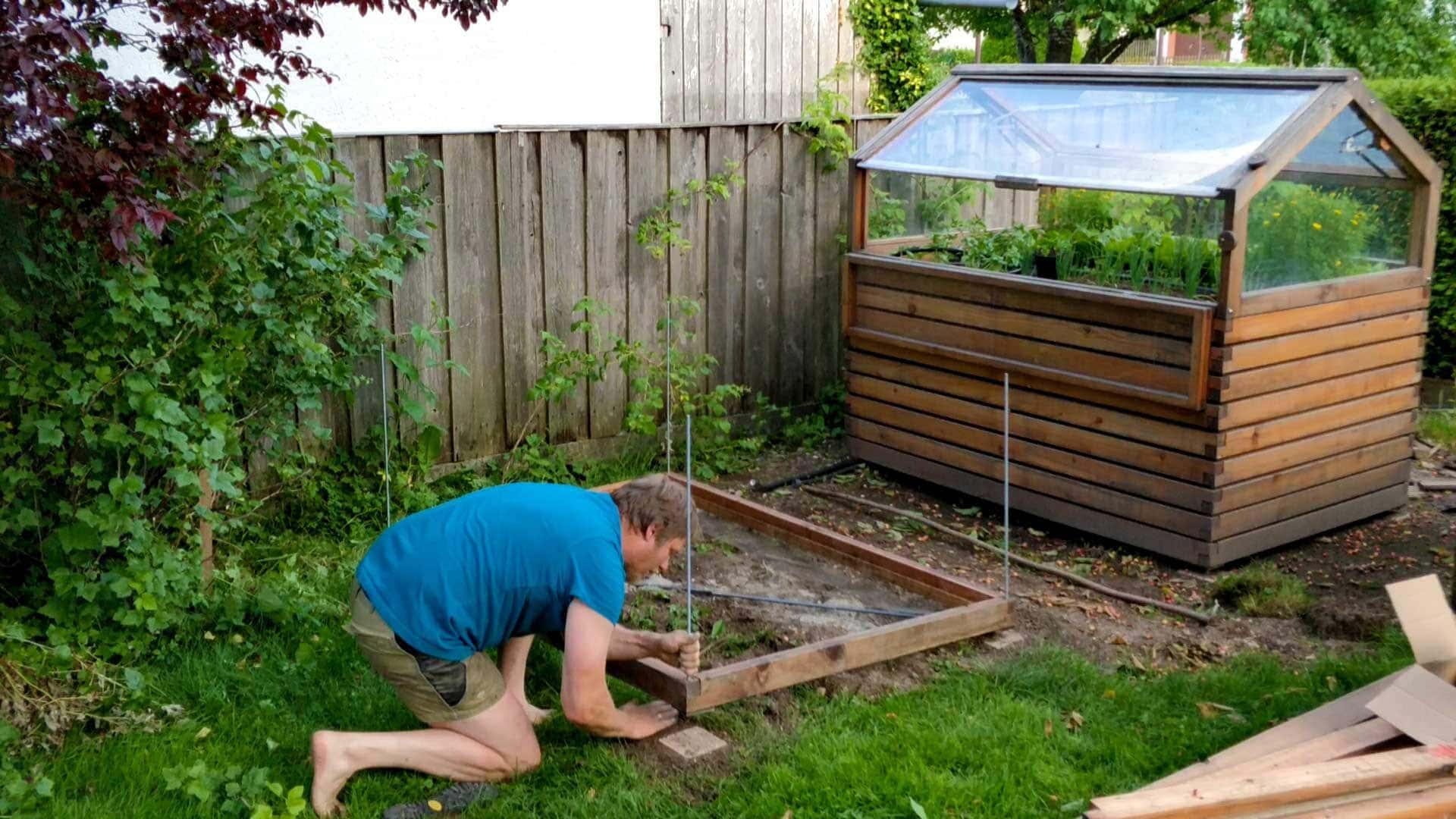 Punktfundament für Hochbeet mit Erde verdecken