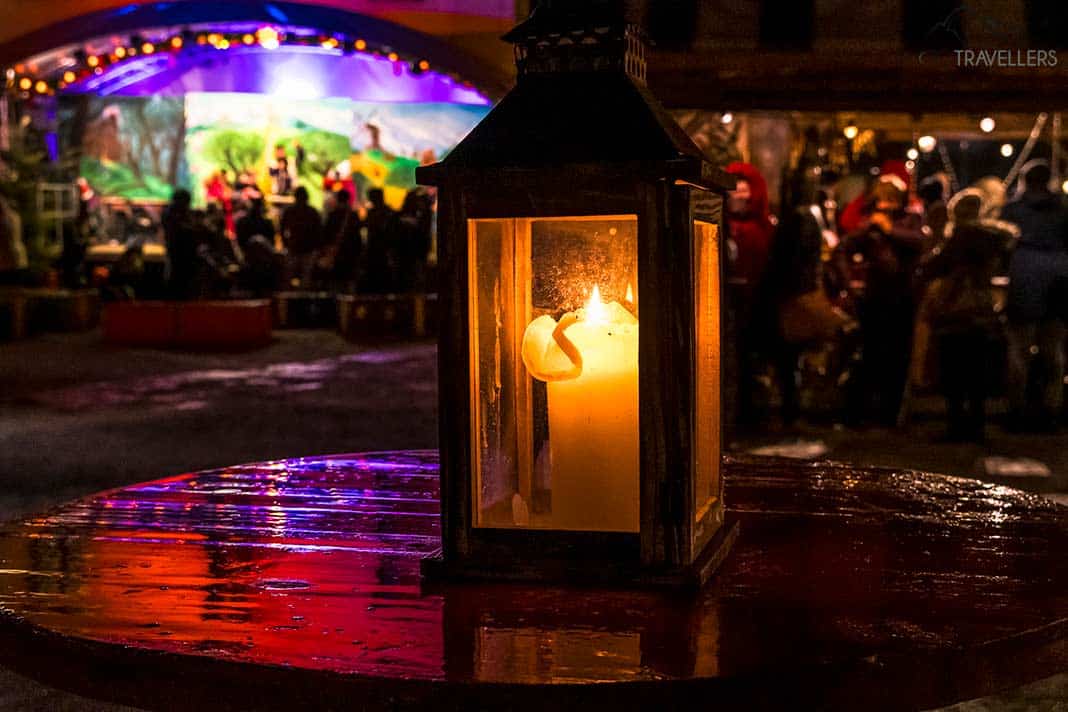 Eine Laterne auf dem Weihnachtsmarkt der Festung Königstein bei Nacht