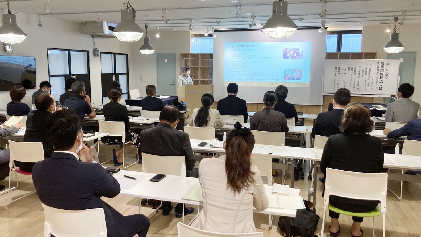 毎週水曜日は高岡市倫理法人会経営者モーニングセミナーから。お盆で帰省中の同級生と懐かしの再開!平塚市倫理法人会に先月入会したそう、うれしー! 4 16621093772941 - 出張マジックショー