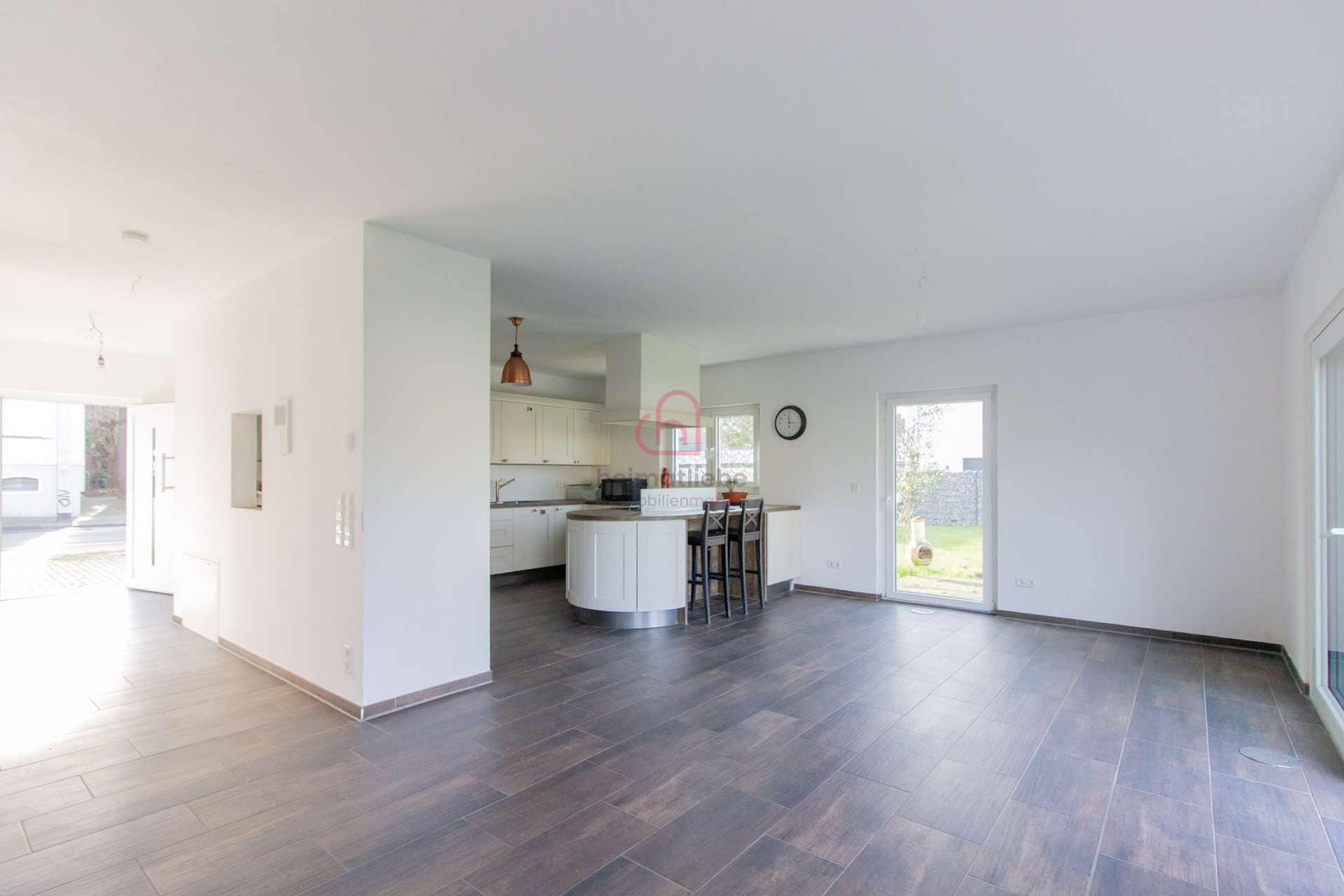 Helles Wohnzimmer mit offener Küche