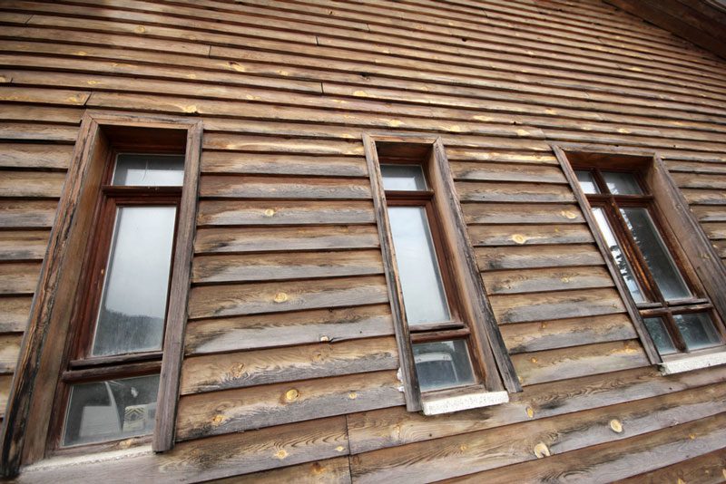 Holzfassade mit Patina