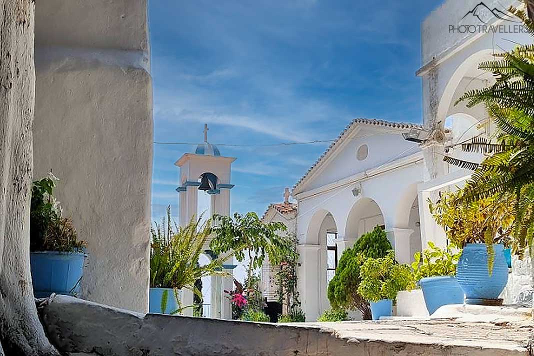Der blumengeschmückte Innenhof mit Glockenturm des Kloster Spiliani