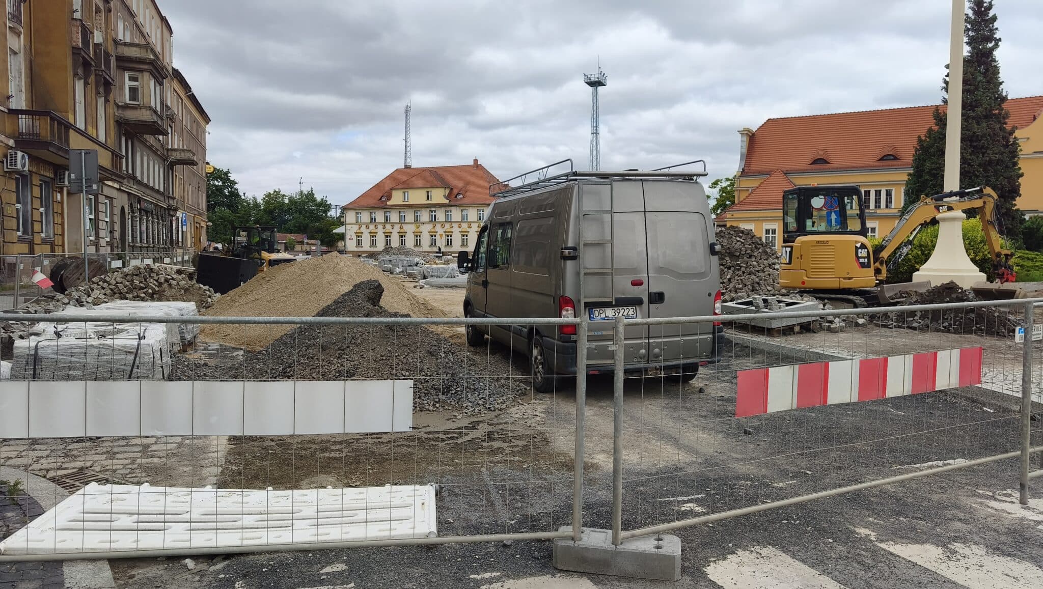 Budowa Centrum Przesiadkowego w Legnicy. Zmiany w ruchu i nowe dojście do dworca Budowa Centrum Przesiadkowego w Legnicy