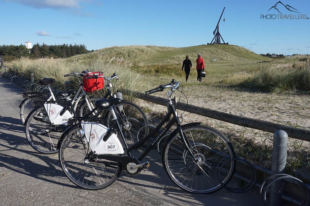 Fahrräder im Vordergrund, dahinter Reisebloggerin Biggi Bauer mit einer Stadtführerin auf dem Weg zum Wippfeuer in Skagen