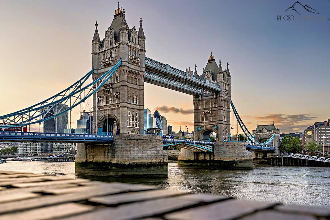 Blick auf die Tower Bridge in London am Abend