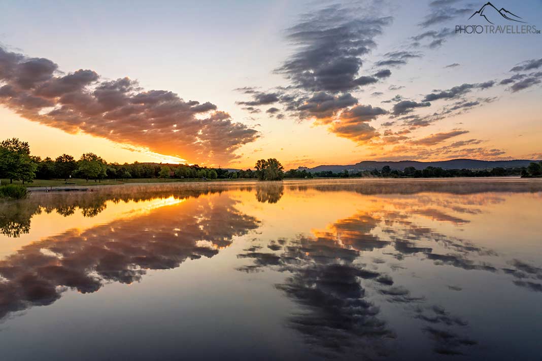 Ein bunter Sonnenaufgang über dem Baggersee Kieswäsch bei Kulmbach