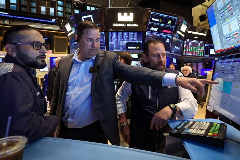 Traders work on the floor at the New York Stock Exchange (NYSE) in New York City, U.S., May 14, 2025. REUTERS/Brendan McDermid/2025-05-15 00:18:37/