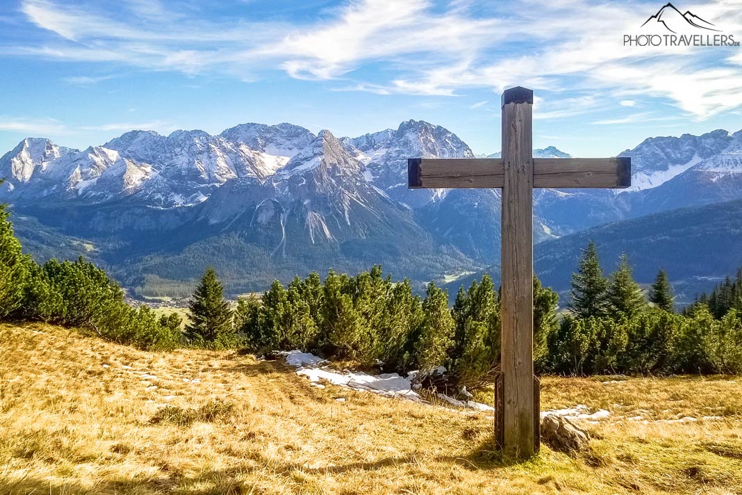 Ein Holzkreuz auf dem Alpenrosenweg, dahinter die Ehrwalder Sonnenspitze