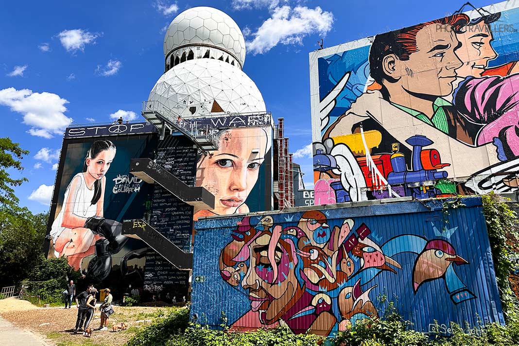 Besucher vor großen Graffitis an der Radarstation auf dem Teufelsberg