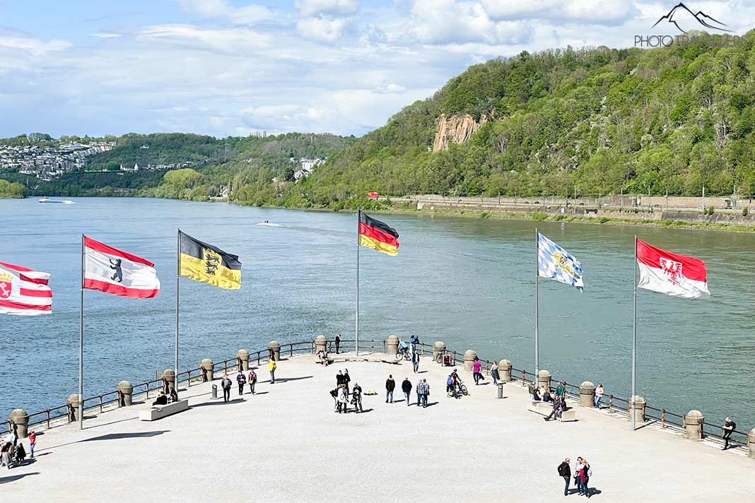 Der Blick von oben auf das Deutsche Eck in Koblenz mit den zwei Flüssen