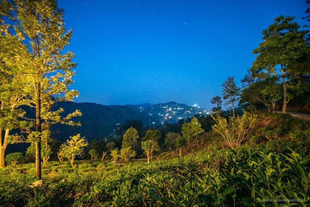 nocny widok z góry na miasto Ella