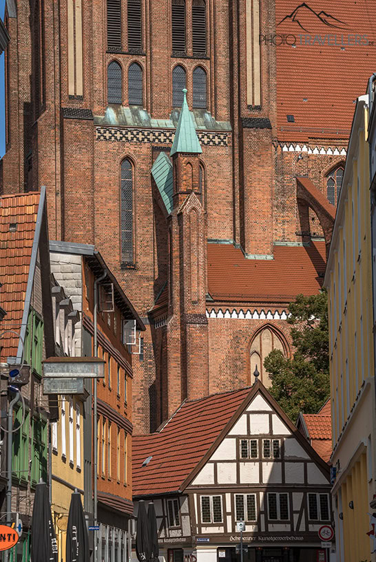 Das Schweriner Kunstgewerbehaus vor dem Dom