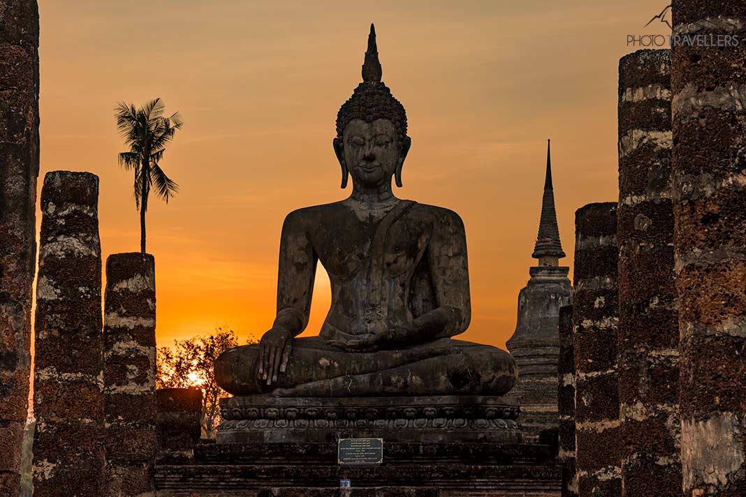 Der große Buddha im Tempel der Reliquie in Sukhothai im Abendlicht