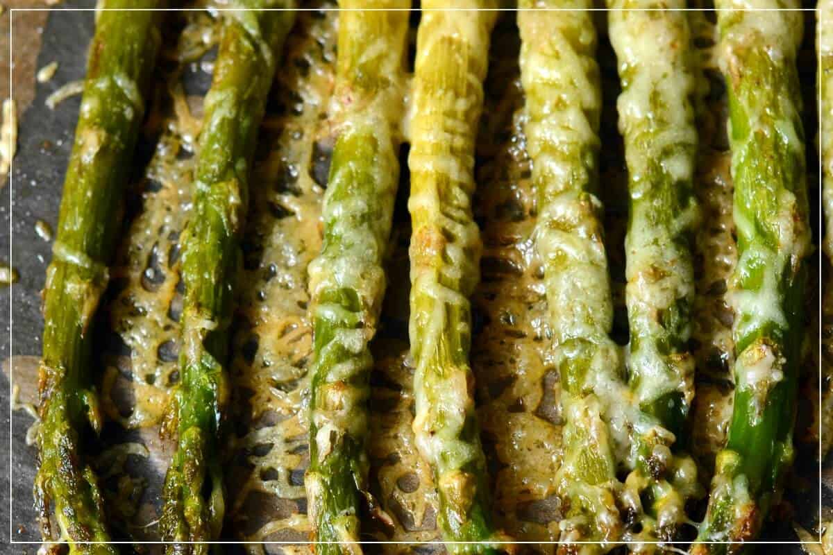 Grüner Spargel im Backofen - geröstet und mit Parmesan überbacken