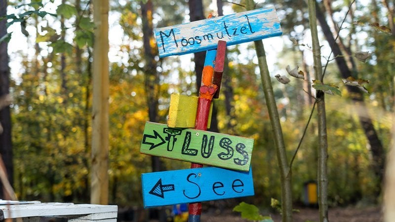 Dieses Bild zeigt bunt bemalte Schilder aus Holz