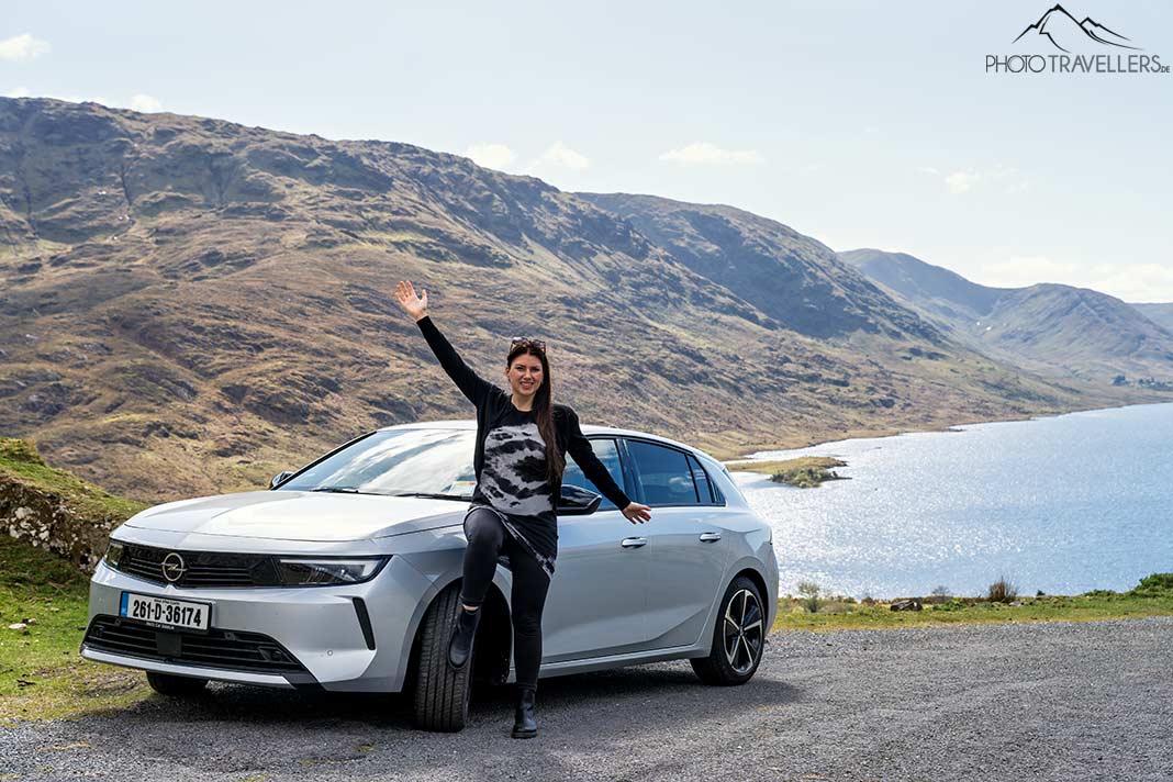 Reisebloggerin Biggi Bauer vor einem silbernen Opel am Loch Na Fooey Viewpoint