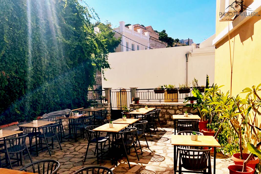 Leere Tische auf der Terrasse eines Cafés