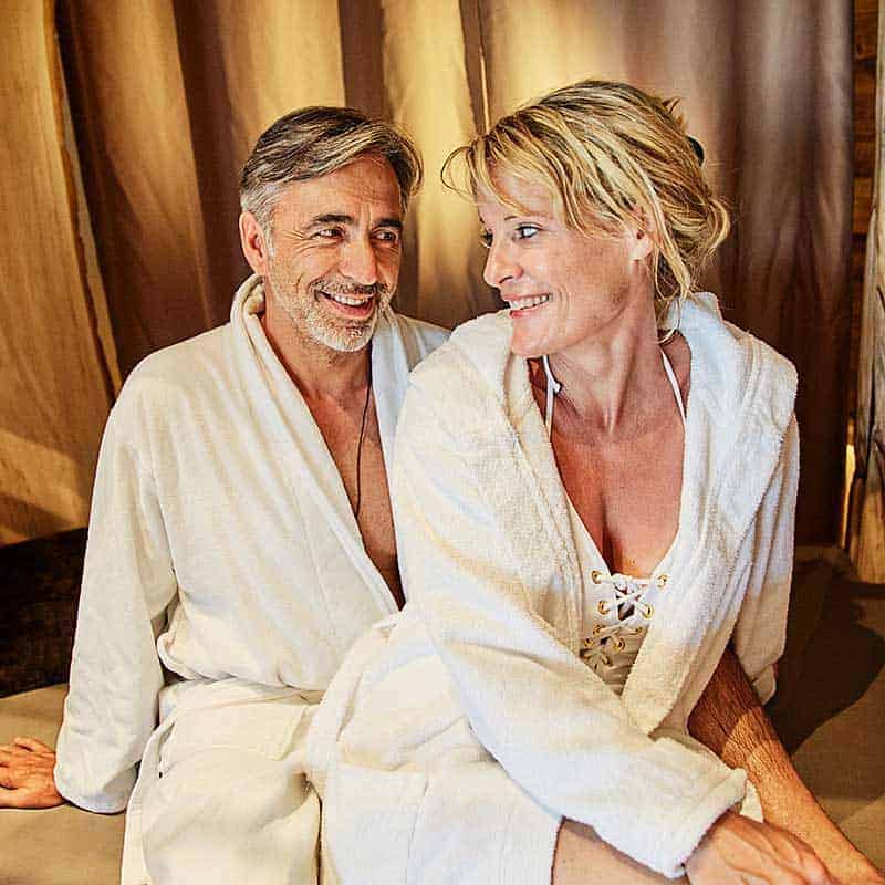 Paar entspannt mit Bademantel in unserem Wellnessbereich