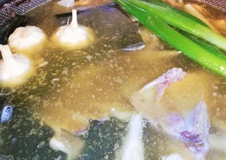 【中華レストラン とらの子】ラーメンのスープ取り 【中華レストラン とらの子】ラーメンのスープ取り