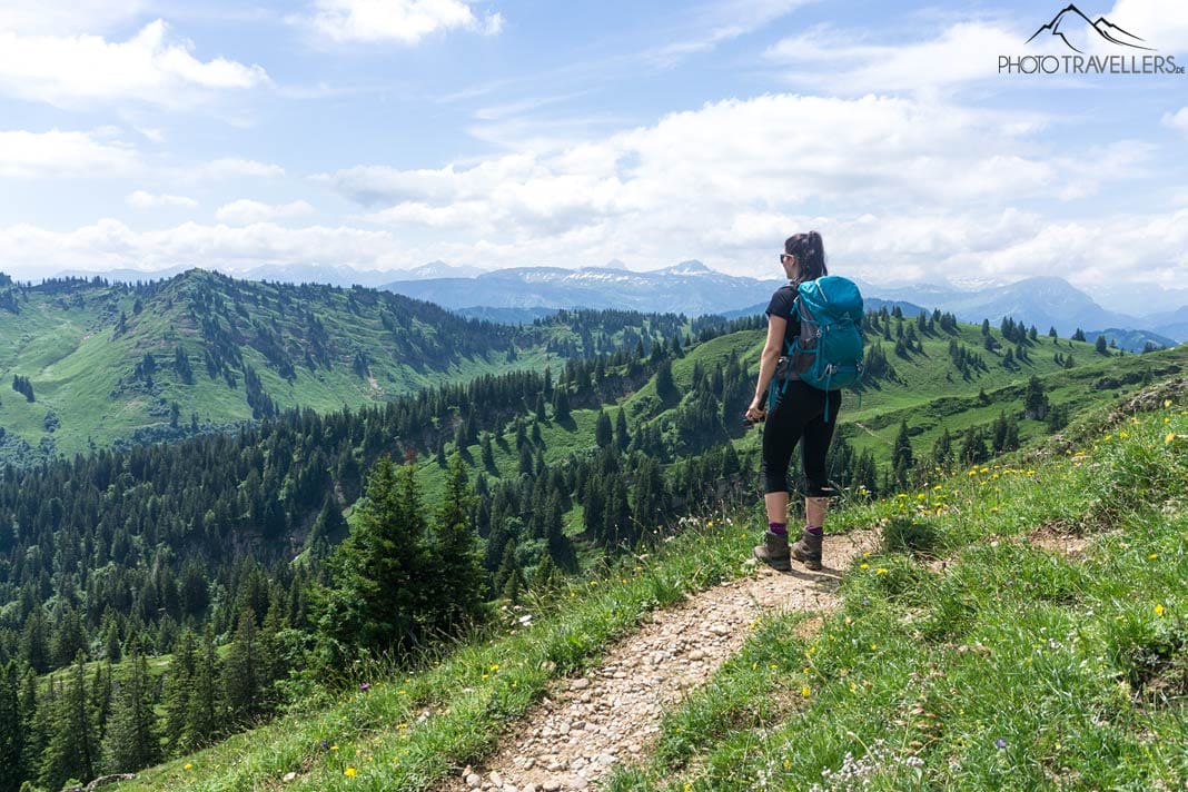 Reisebloggerin Biggi Bauer blickt vom Hochgrat in die Ferne