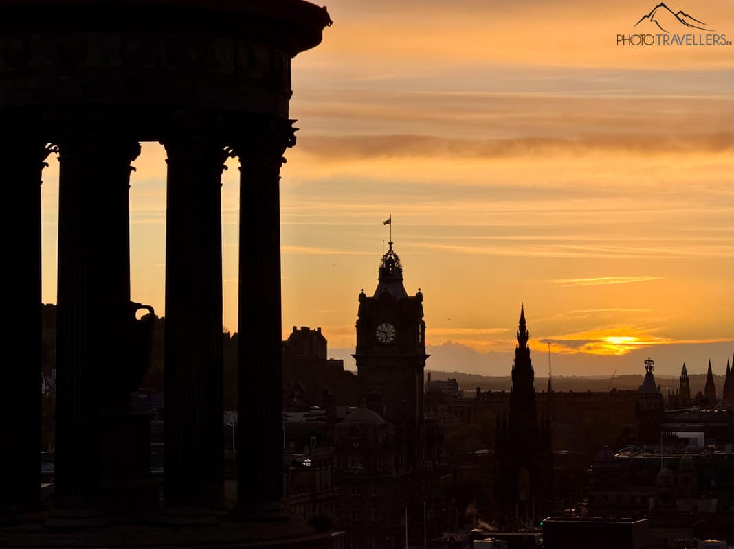 Der Blick vom Calton Hill über Edinburgh am Abend