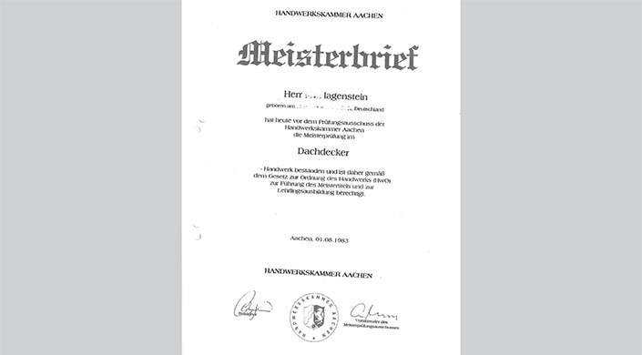 Ein Meisterbrief der Handwerkskammer Aachen, ausgestellt am 01.06.1993 für das Dachdecker-Handwerk, mit Unterschriften und Siegel unten.