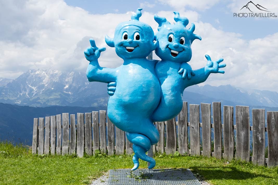 Eine blaue Geister-Skulptur auf dem Geisterberg, eigentlich Gernkogel genannt