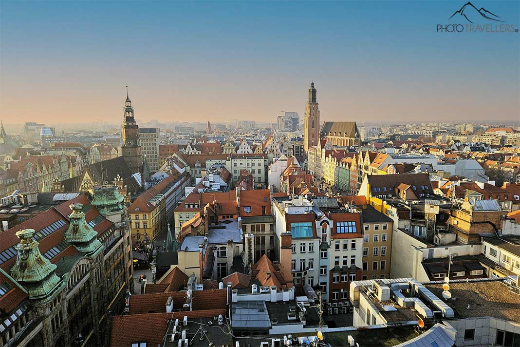 Blick von oben auf die engen Häuserreihen und Türme der Breslauer Altstadt
