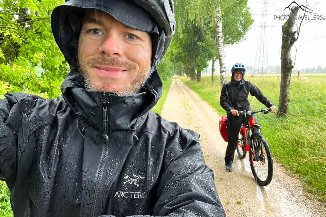 Biggi und Flo bei Regen auf dem Iller-Radweg