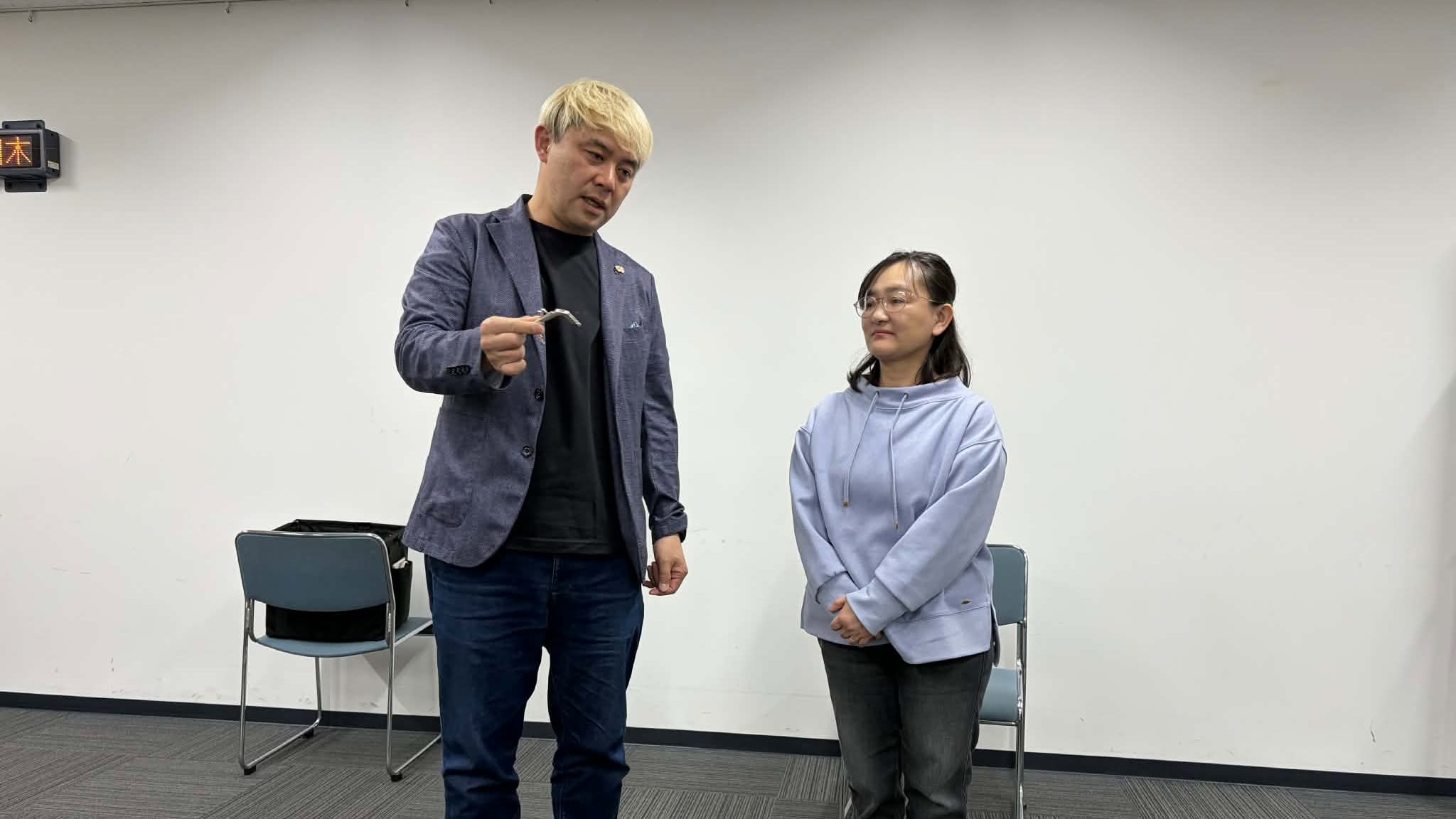 マジック研究会で3分間スピーチを導入!マジシャンが「言葉にする力」を鍛える理由|コンプオフィス 1 コンプオフィス マジック研究会でマジックを披露するコンプレッサーとマーサ