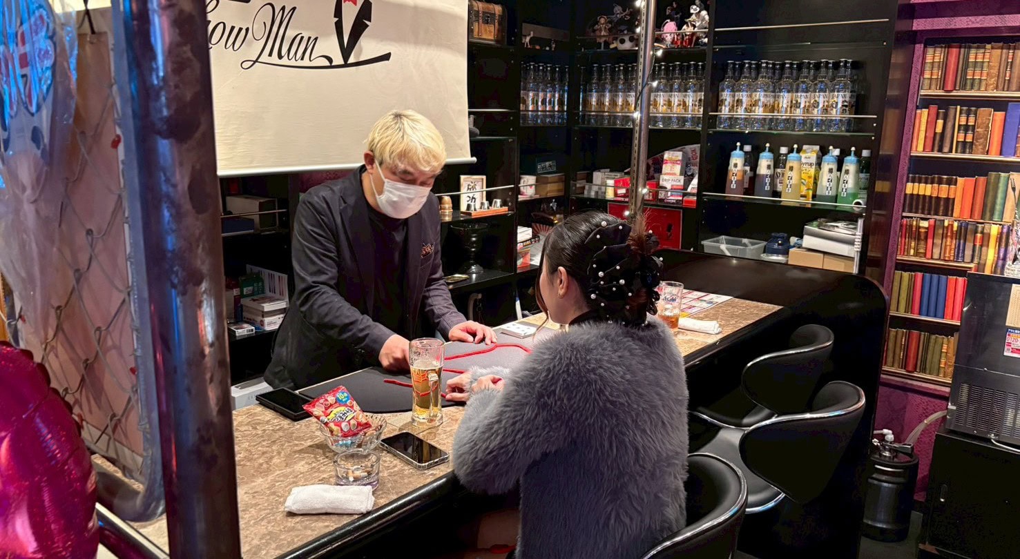 富山市桜木町「マジックバー ショーマン」出演レポート|8時から深夜0時まで休憩なしのマジック漬け! 1 マジックバー ショーマンの店内でマジックを披露する様子