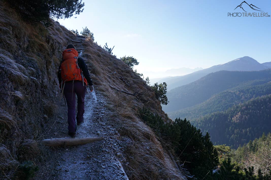 Reisebloggerin Biggi Bauer auf einem schmalen Wanderweg mit toller Aussicht