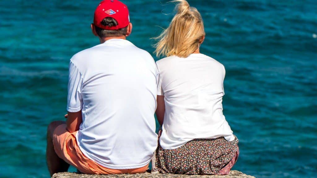 szalone walizki na brzegiem oceanu atlantyckiego