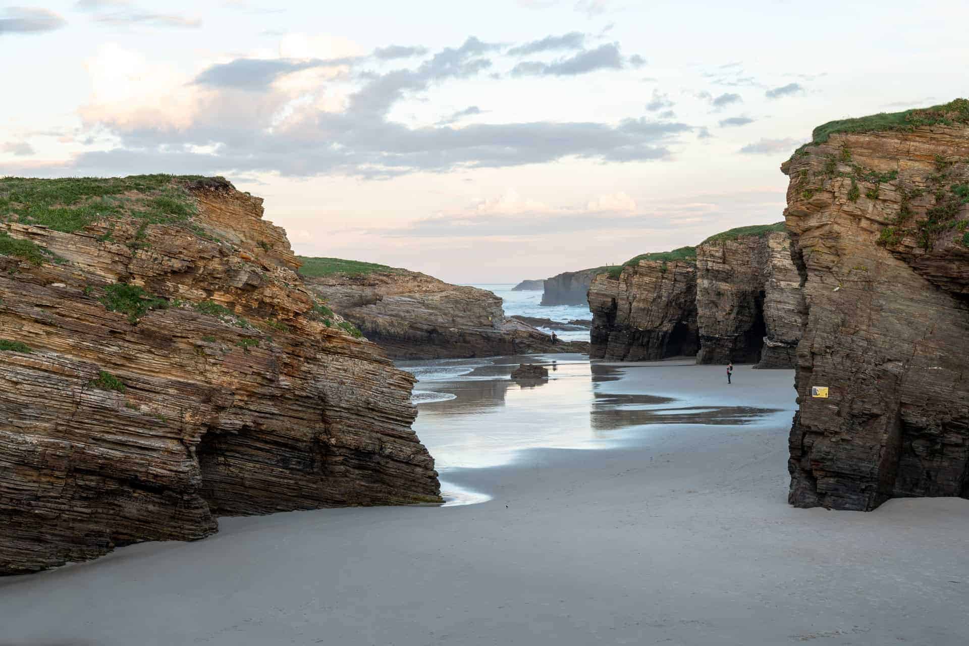 Playa de las Catedrales bei Sonnenuntergang Playa de las Catedrales bei Sonnenuntergang