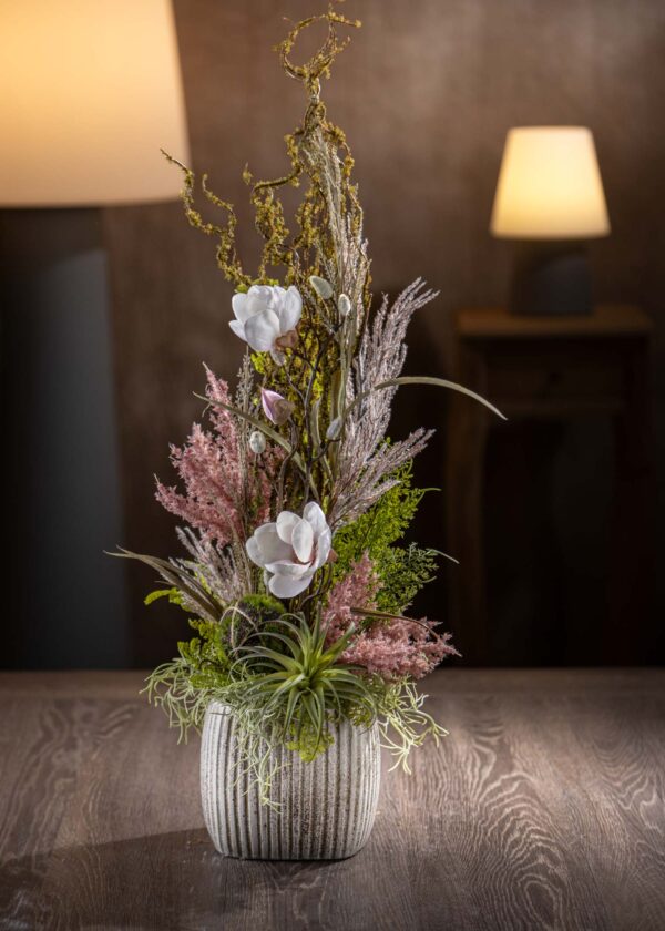 Vista generale del prodotto - Composizione di fiori finti in vaso di ceramica con fiori bianchi e fogliame verde, perfetta per arredamento di interni.