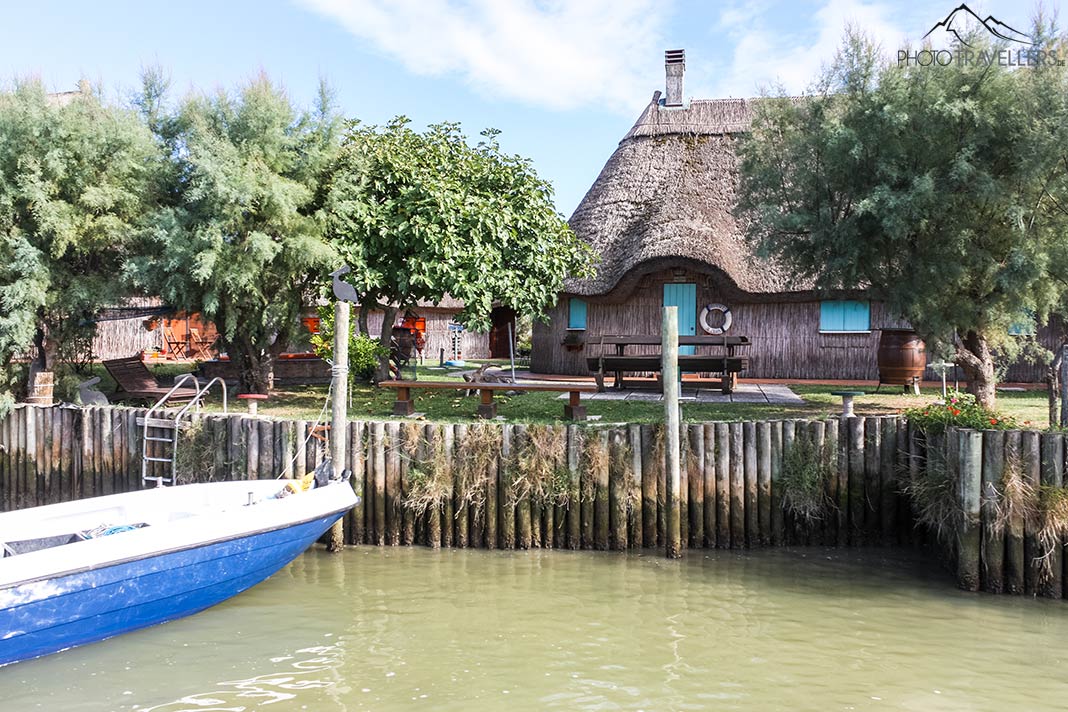 Ein Boot vor einer Hütte im Wasser