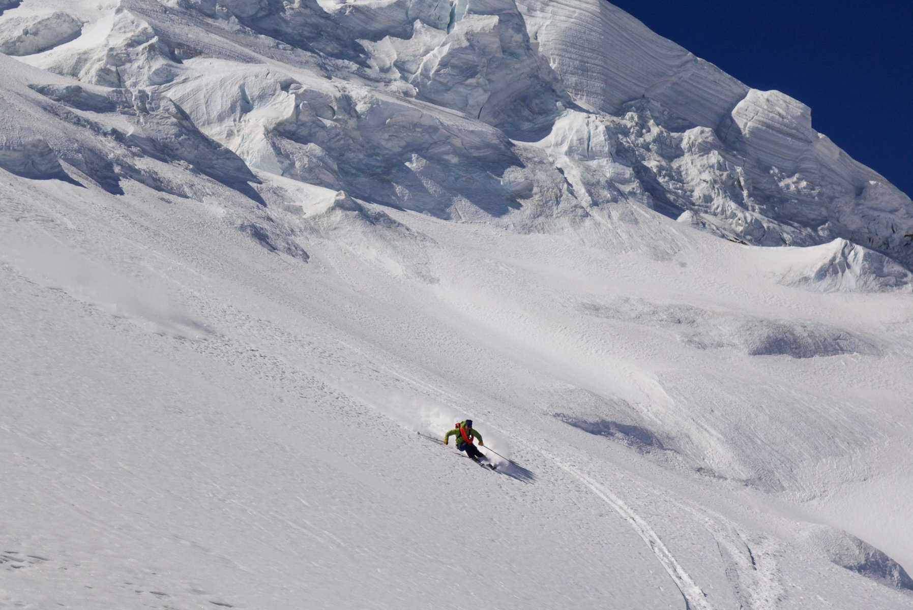 Powder descent on skis in the Monte Rosa massif