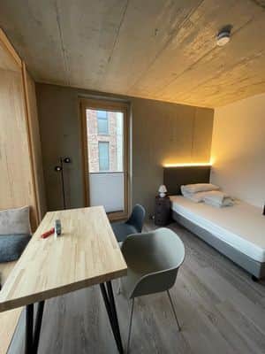 Unterkunft 16 KAPITO Studio 2: Tisch und Bett