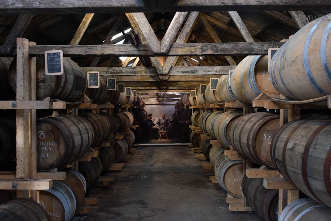 Fässer in der Lagerhalle von Stauning Whisky in Dänemark