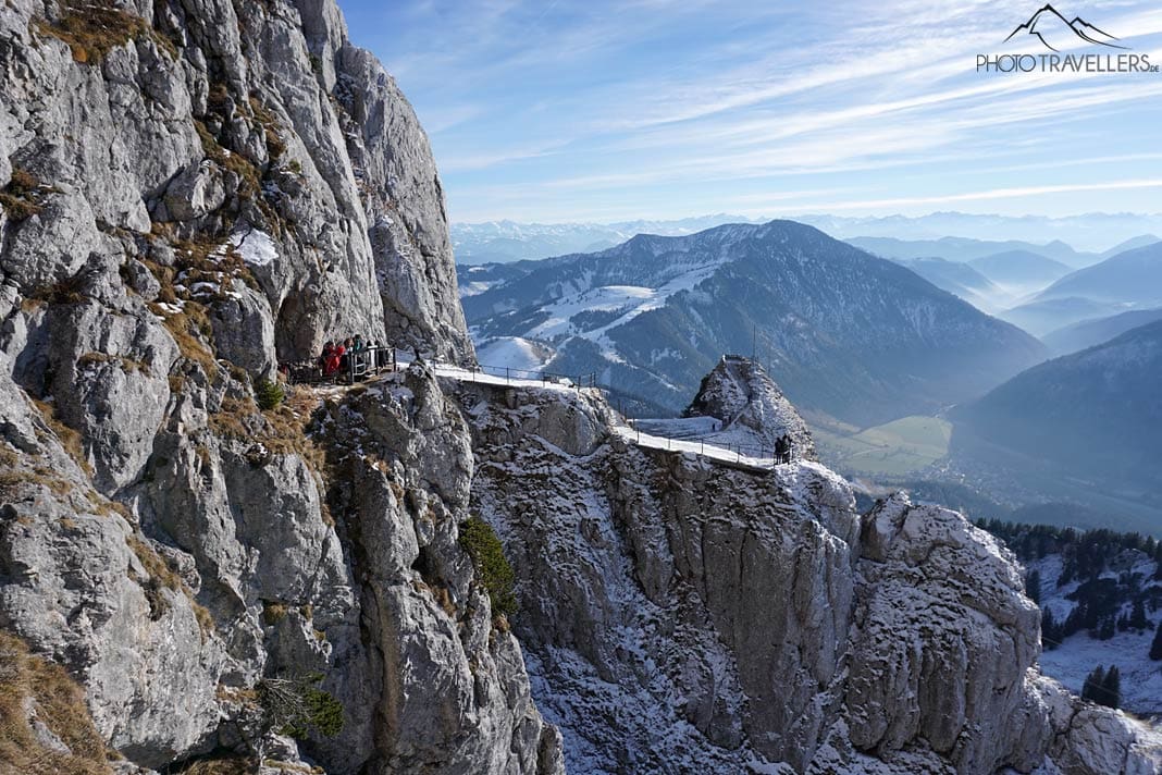 Der Blick von oben auf den Wanderweg, der im Fels auf den Wendelstein führt