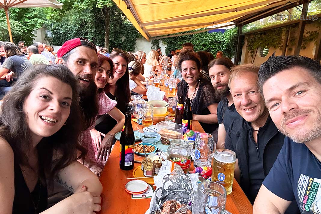 Ein voll besetzter Tisch im Biergarten am Muffatwerk