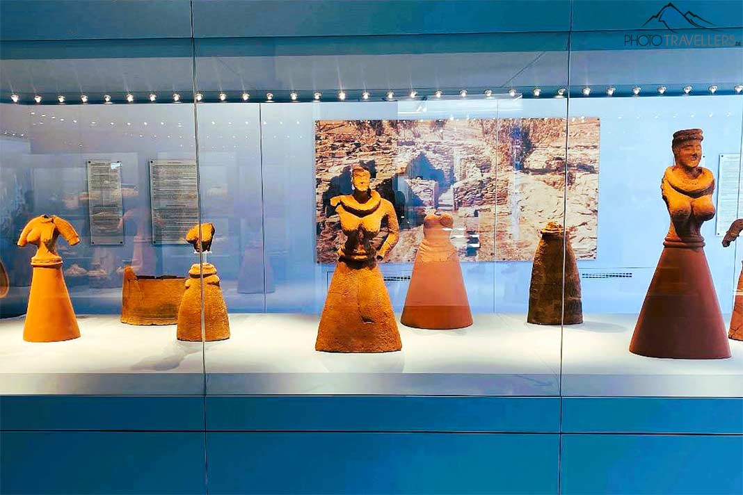 Exponate aus Ton ruhen in einer Glasvitrine im Archäologischen Museum von Kea