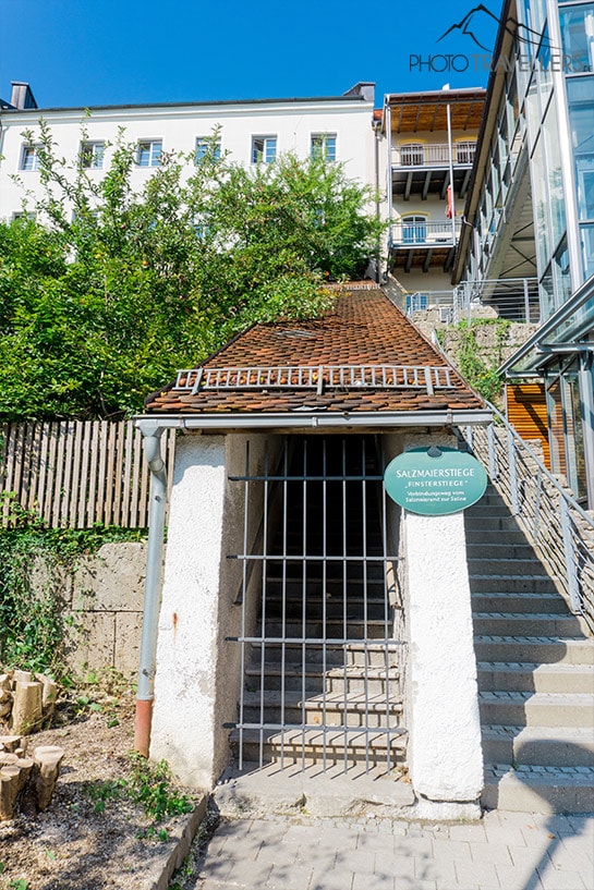 Der vergitterte Eingang zur Salzmaierstiege in Traunstein