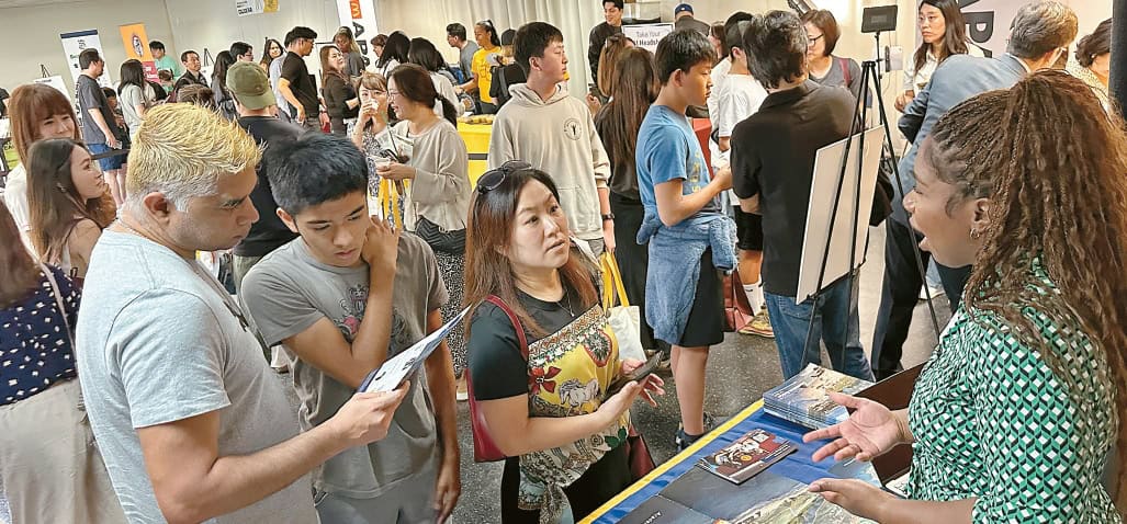 Parents and students listen to UC admissions officers during the 19th Korea Daily College Fair in LA.