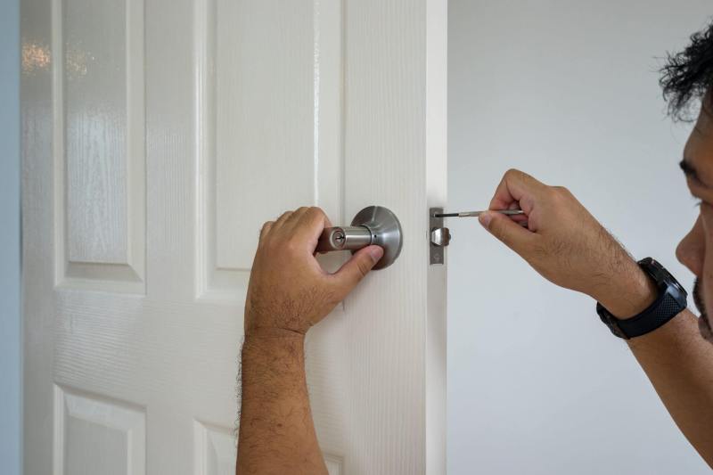 How Do Locksmiths Open Doors?