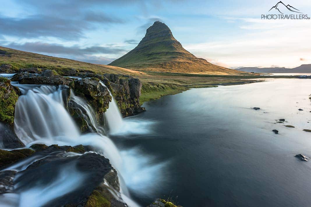Blick auf den bekannten Kirkjufellfoss mit dem Berg Kirkjufell